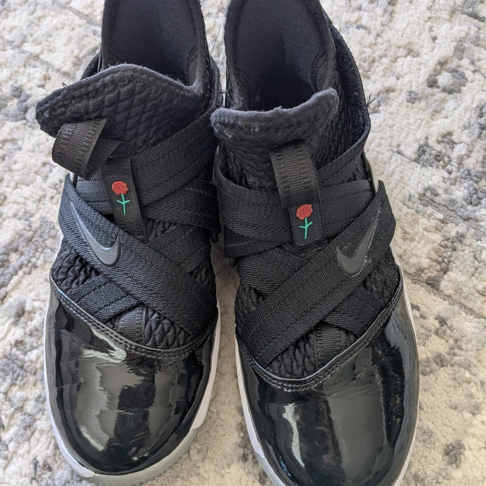 Nike LeBron James size 4Y - Picture 3 of 3